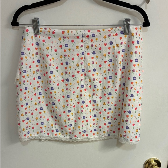 Princess Polly White Floral Mini Skirt in Sz 6 - Picture 4 of 7